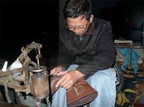 农村修鞋匠爆料图片视频,传统手艺传承与生活变迁  第1张